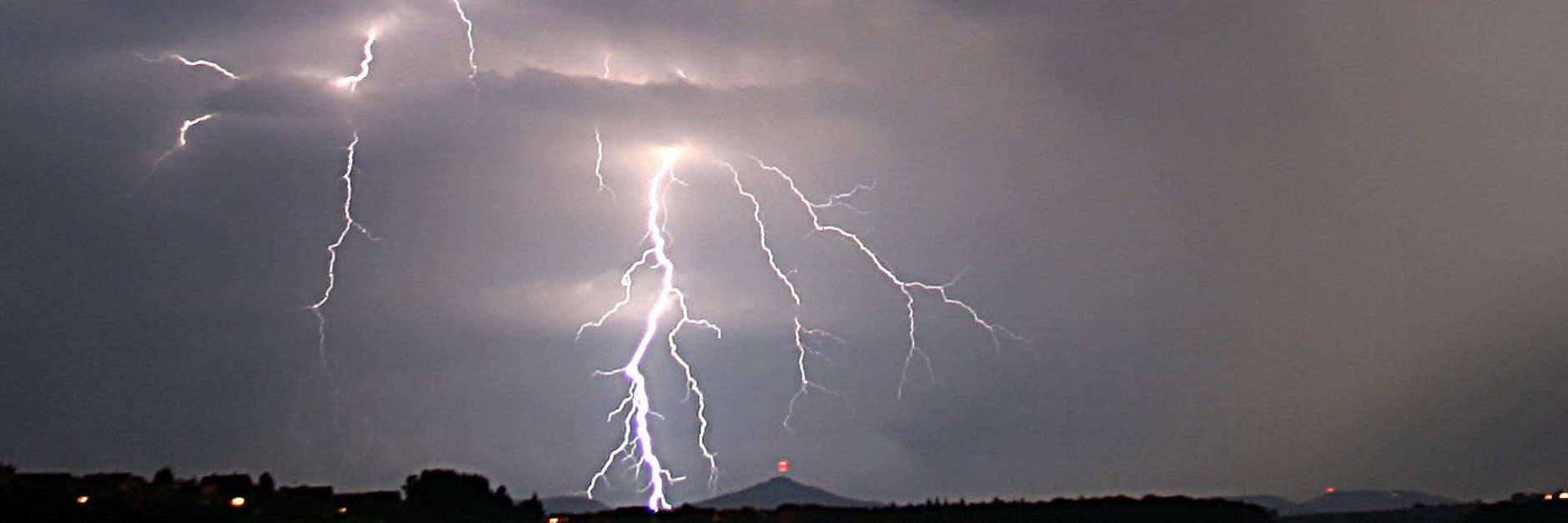 Blitze zucken über Berlin und Brandenburg.&nbsp;