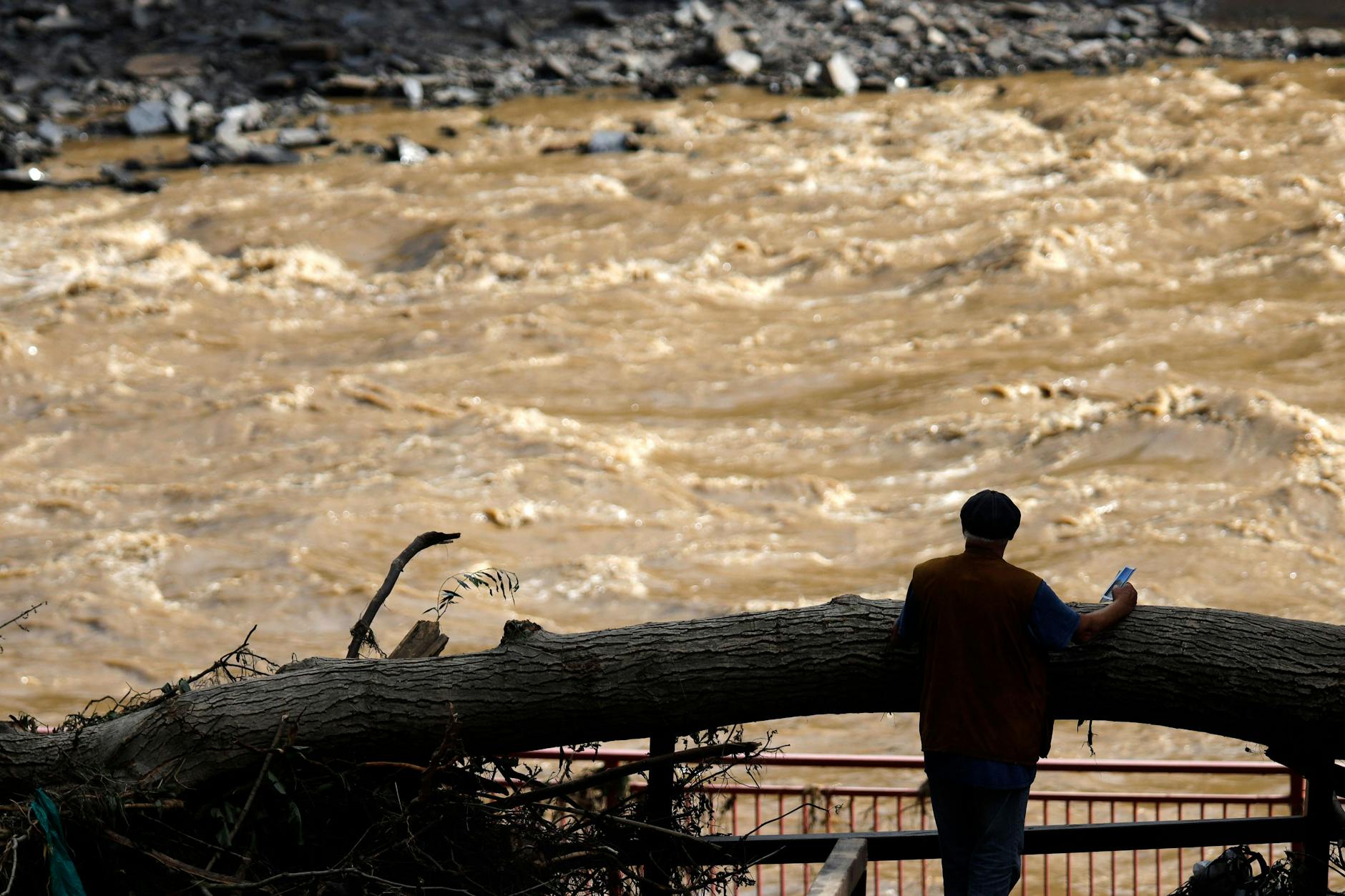 Die Straße zwischen Dernau und Walporzheim im Ahrtal, wurde von den Fluten auf einem Abschnitt einfach mitgerissen. 
