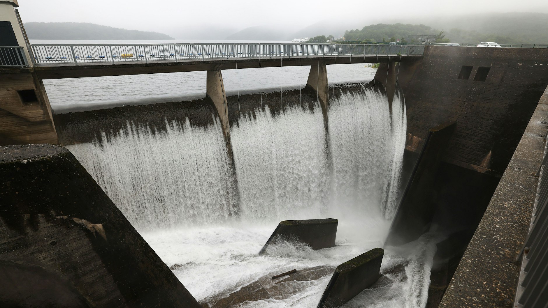 Wasser läuft aus der Rurtalsperre. 