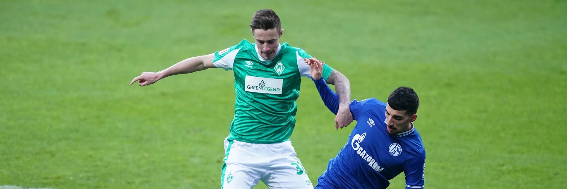 Der Schalker Nassim Boujellab (r.) und Werders Marco Friedl könnten sich in der kommenden Saison in der Zweiten Liga begegnen.