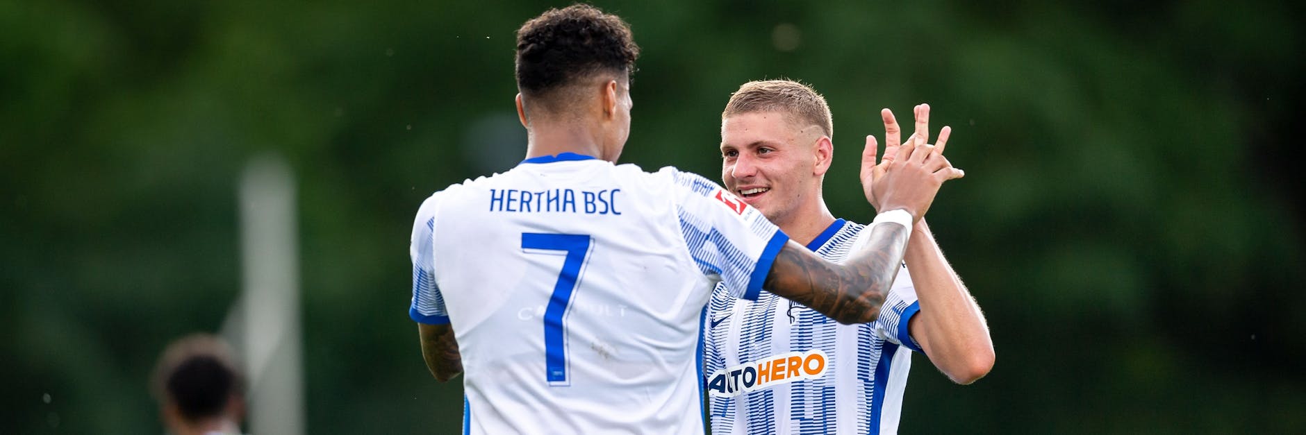 Davie Selke freut es, wenn er brillante Pässe von Marton Dardai (r.) empfängt.