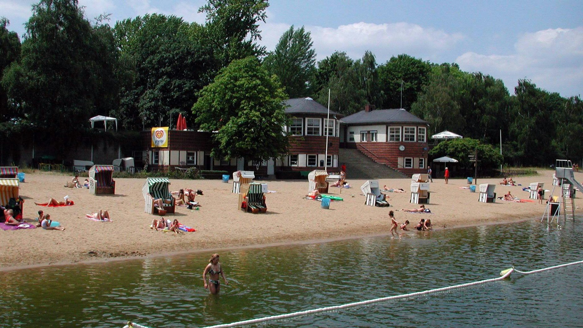 Die Mischwasserkanalisation in der Berliner Innenstadt kann starke Regenfälle schwer verdauen. Das bringt auch Probleme an Berlins Badestellen mit sich, wie hier&nbsp;im Strandbad Plötzensee.