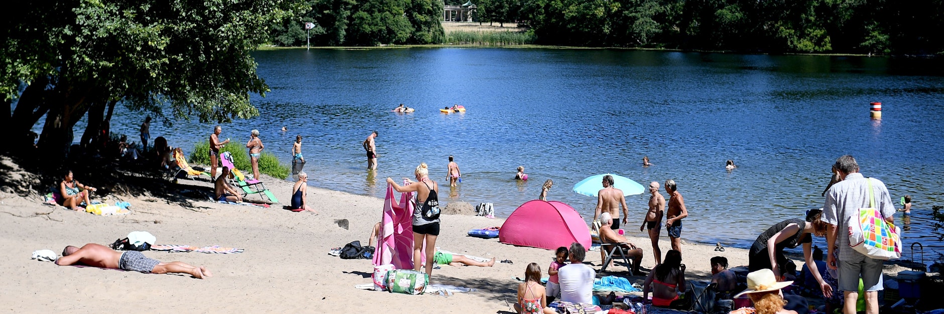Menschen genießen an einer Badestelle am Tegeler See den Sommer.&nbsp;