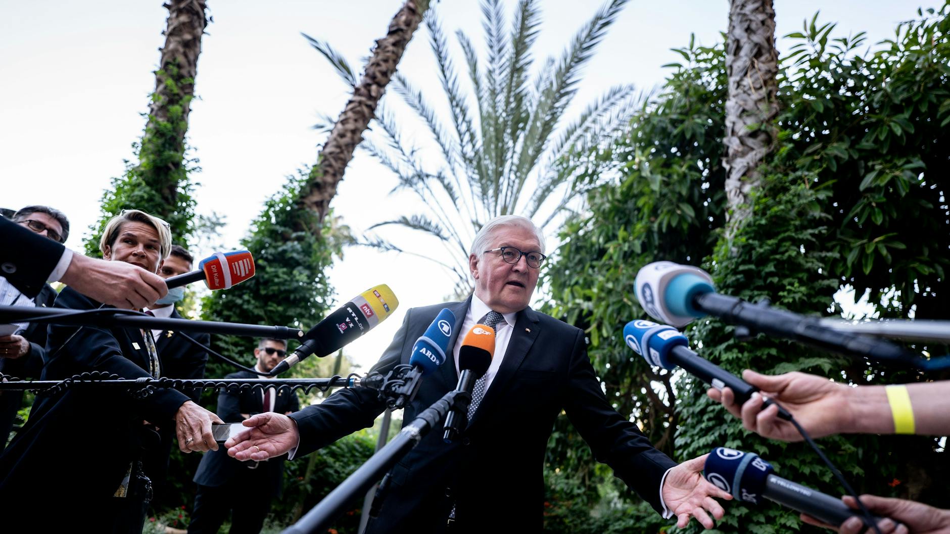 Bundespräsident Frank-Walter Steinmeier spricht am Rande seines dreitägigen Staatsbesuchs nach Israel mit Journalisten in Jerusalem, 1. Juli 2021. 