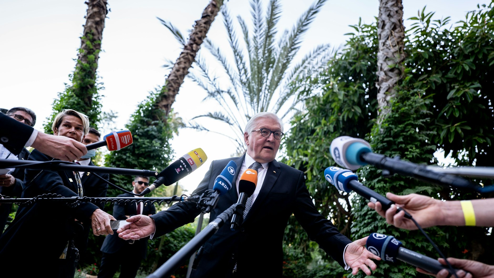 Bundespräsident Frank-Walter Steinmeier spricht am Rande seines dreitägigen Staatsbesuchs nach Israel mit Journalisten in Jerusalem, 1. Juli 2021.&nbsp;