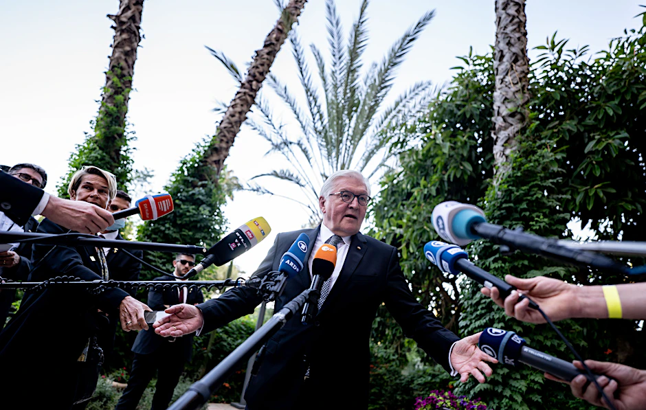 Bundespräsident Frank-Walter Steinmeier spricht am Rande seines dreitägigen Staatsbesuchs nach Israel mit Journalisten in Jerusalem, 1. Juli 2021.&nbsp;