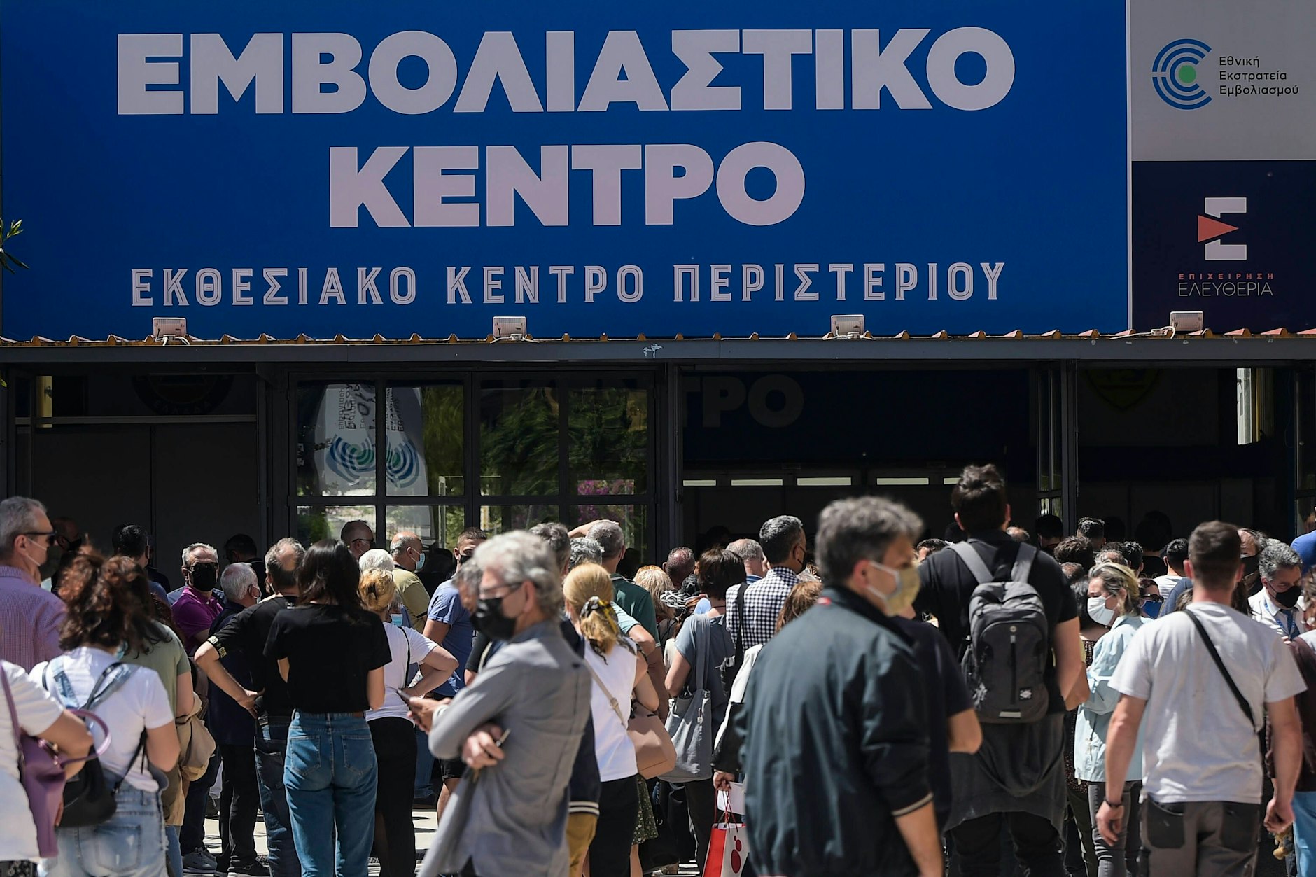 Schlange stehen vor einem Mega-Impfzentrum in Athen. Sowohl in Griechenland als auch in Frankreich wird eine Impfpflicht für Gesundheits- und Pflegeberufe eingeführt.