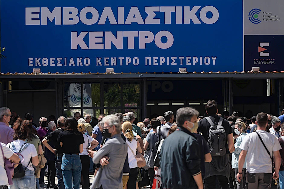 Schlange stehen vor einem Mega-Impfzentrum in Athen. Sowohl in Griechenland als auch in Frankreich wird eine Impfpflicht für Gesundheits- und Pflegeberufe eingeführt.