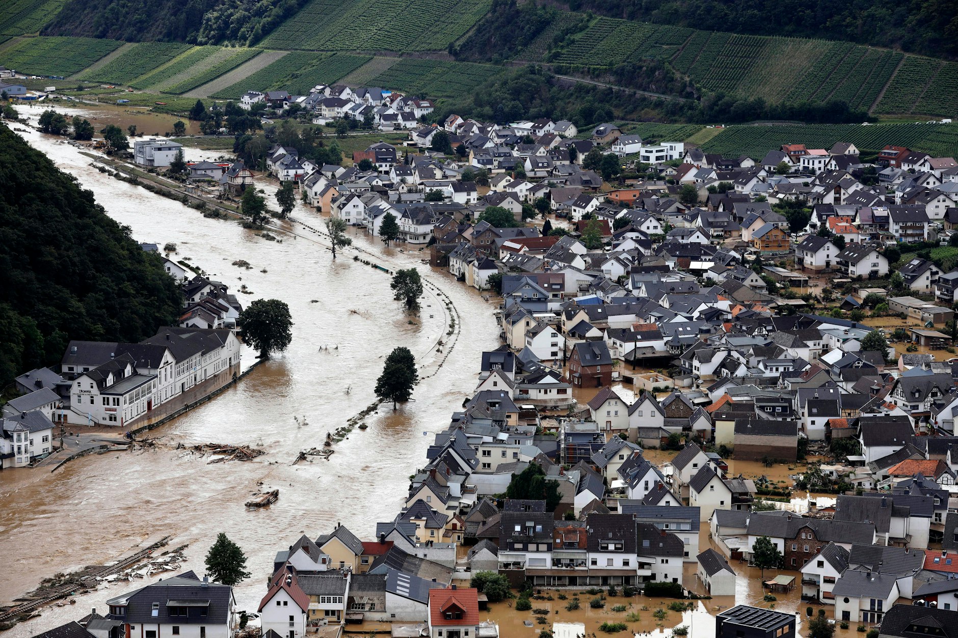 Im Ahrtal trat der Fluss vielerorts über die Ufer und überschwemmte nicht nur Keller sondern ganze Ortschaften. Im Bild der Ort Dernau. 