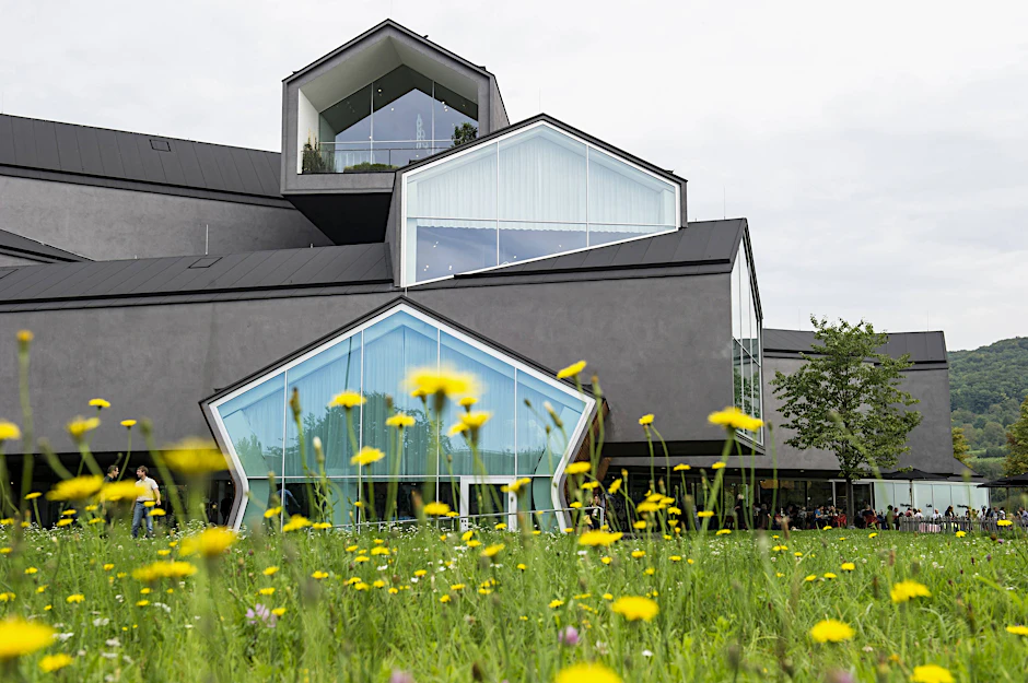 Das Vitrahaus in Weil am Rhein: Der nahe gelegene,  von Piet Oudolf entworfene Garten wurde nach mehreren Verzögerungen jetzt eröffnet.