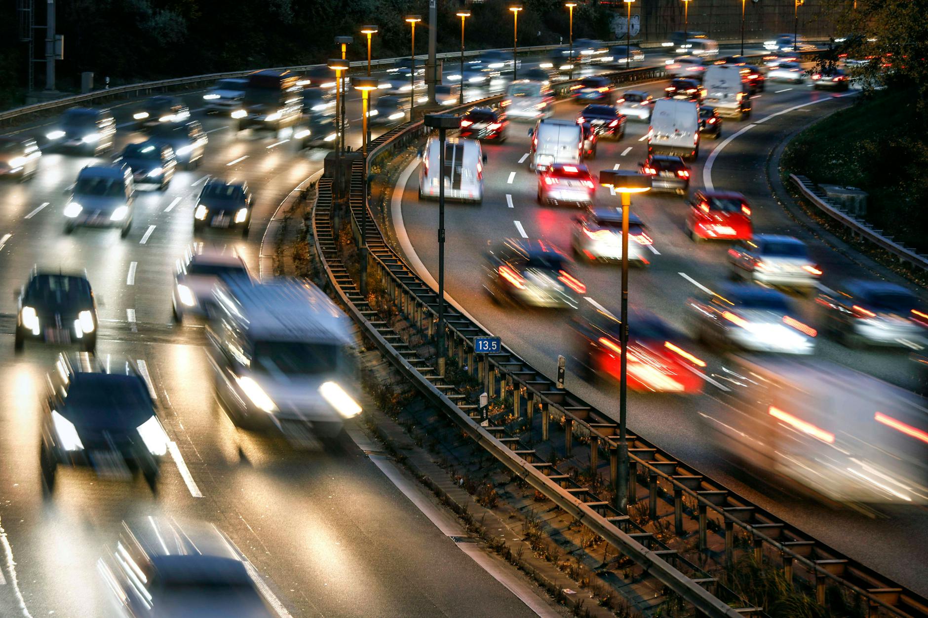 Dichter Verkehr auf der Autobahn A100, Berlin 