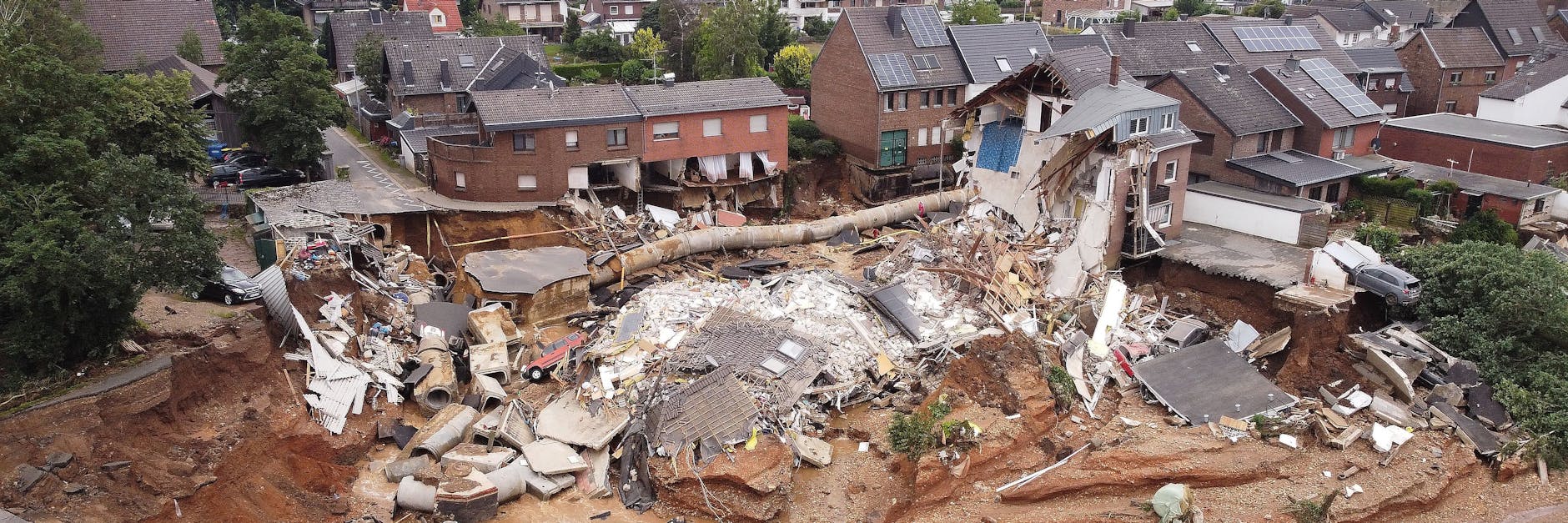 Eine Drohnen Aufnahme zeigt das Ausmaß der Zerstörung nach dem Unwetter in Erftstadt. 