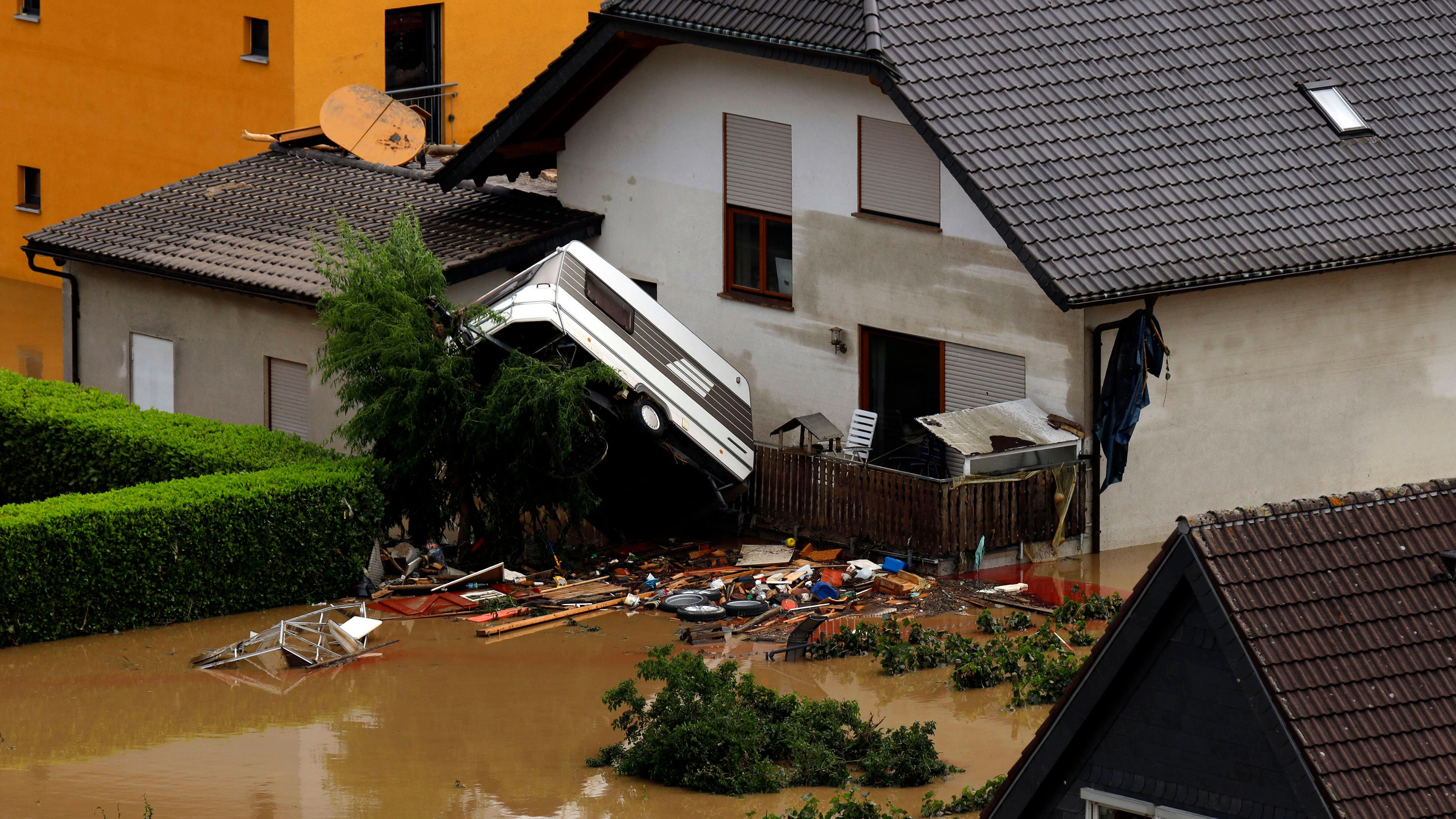 In Dernau wurde dieser Wohnwagen in einen Garte gespült.