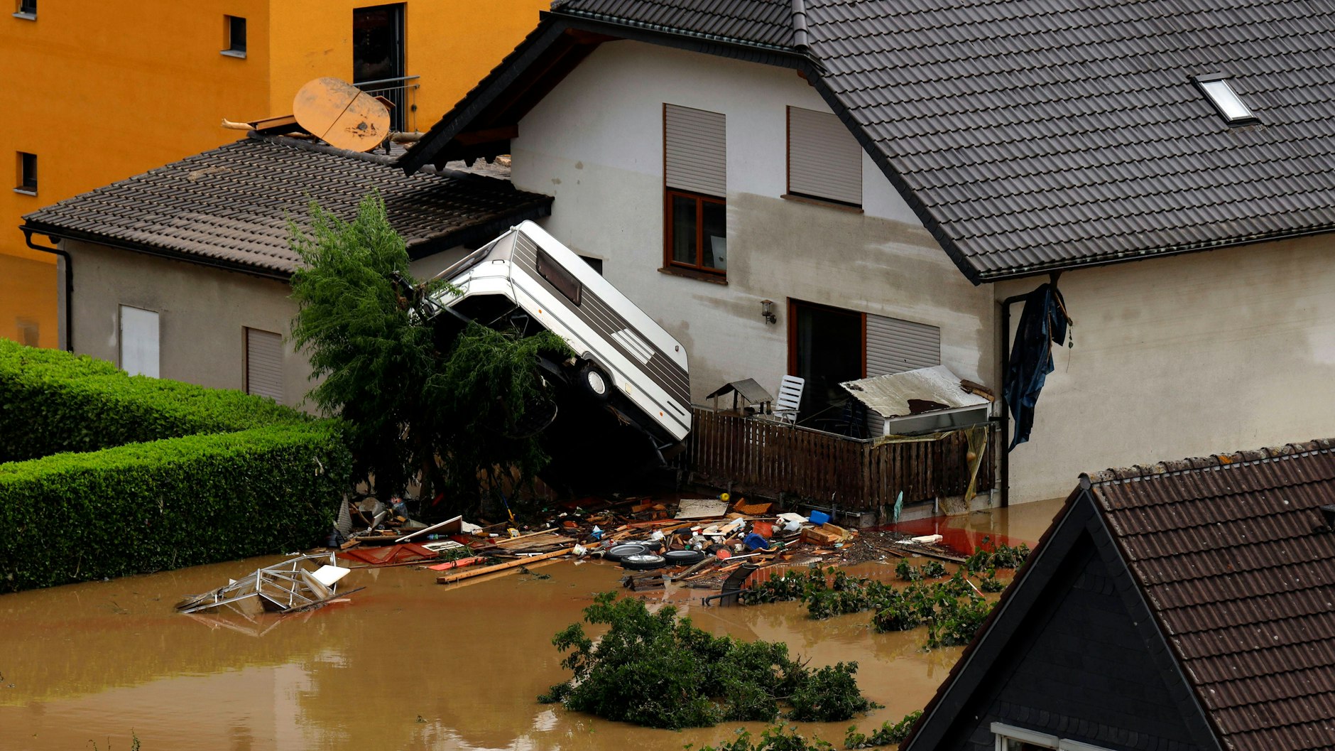 In Dernau wurde dieser Wohnwagen in einen Garte gespült.