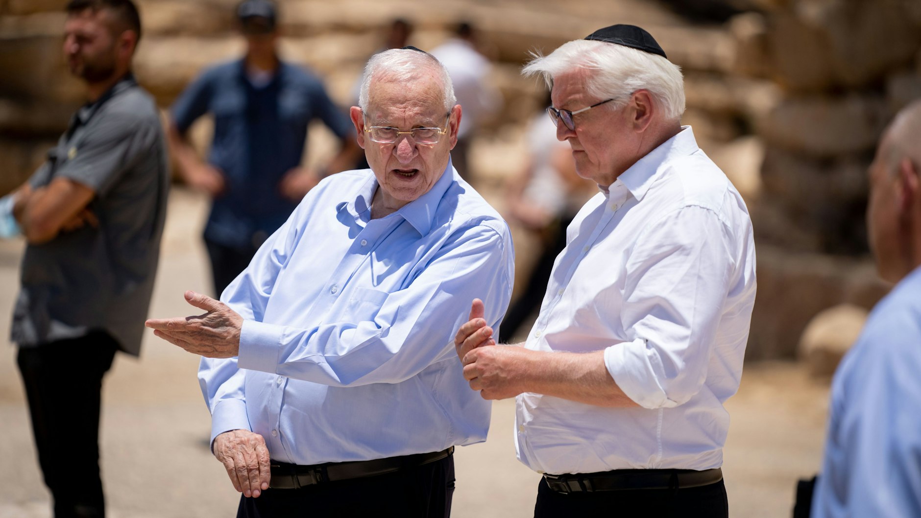 Israels Präsident Reuven Rivlin (L) und Bundespräsident Frank-Walter Steinmeier stehen an die Grabstätte des Gründers des Staates Israels in Ramat HaNegev.