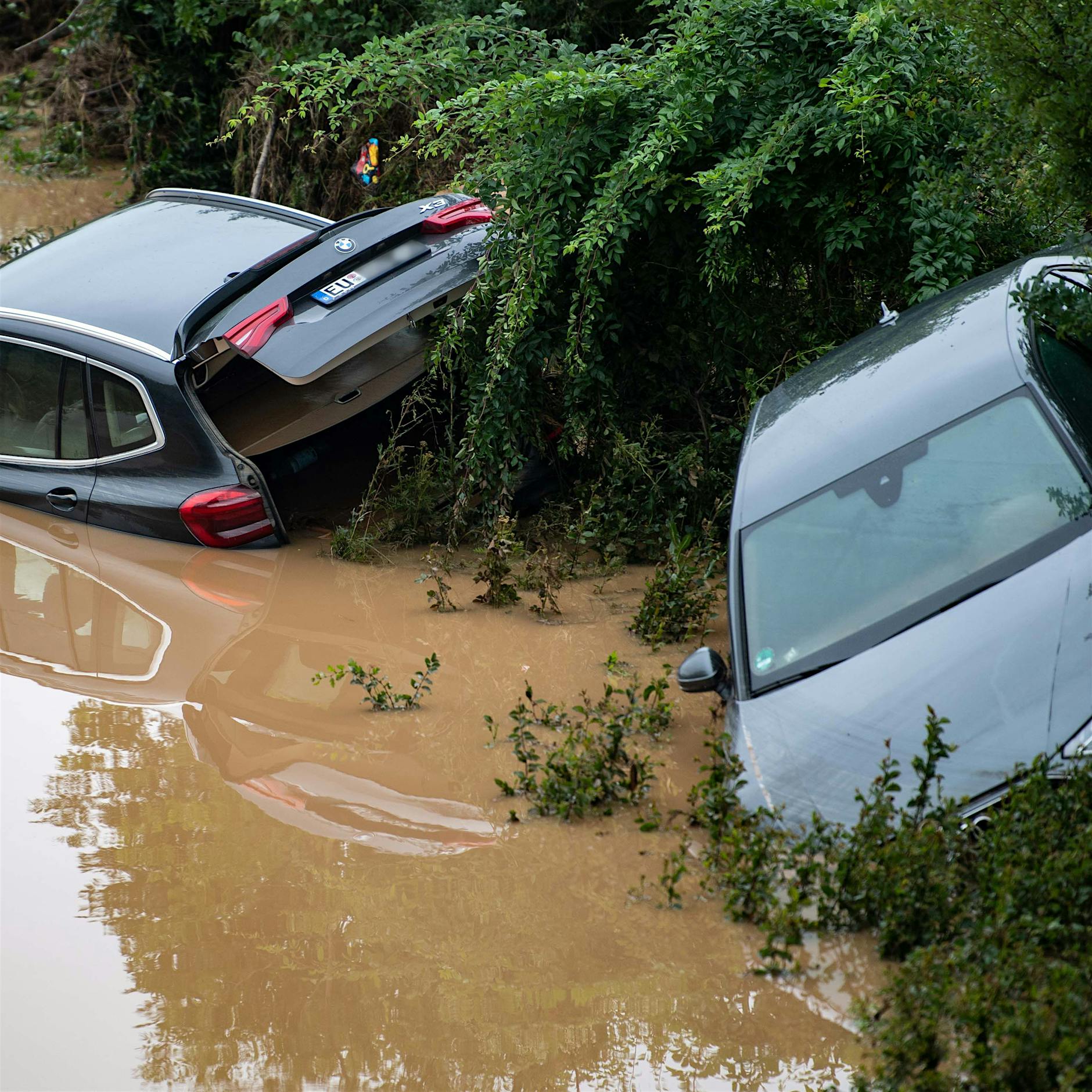 Unwetterschäden: Welche Versicherung schützt Auto und Haus?
