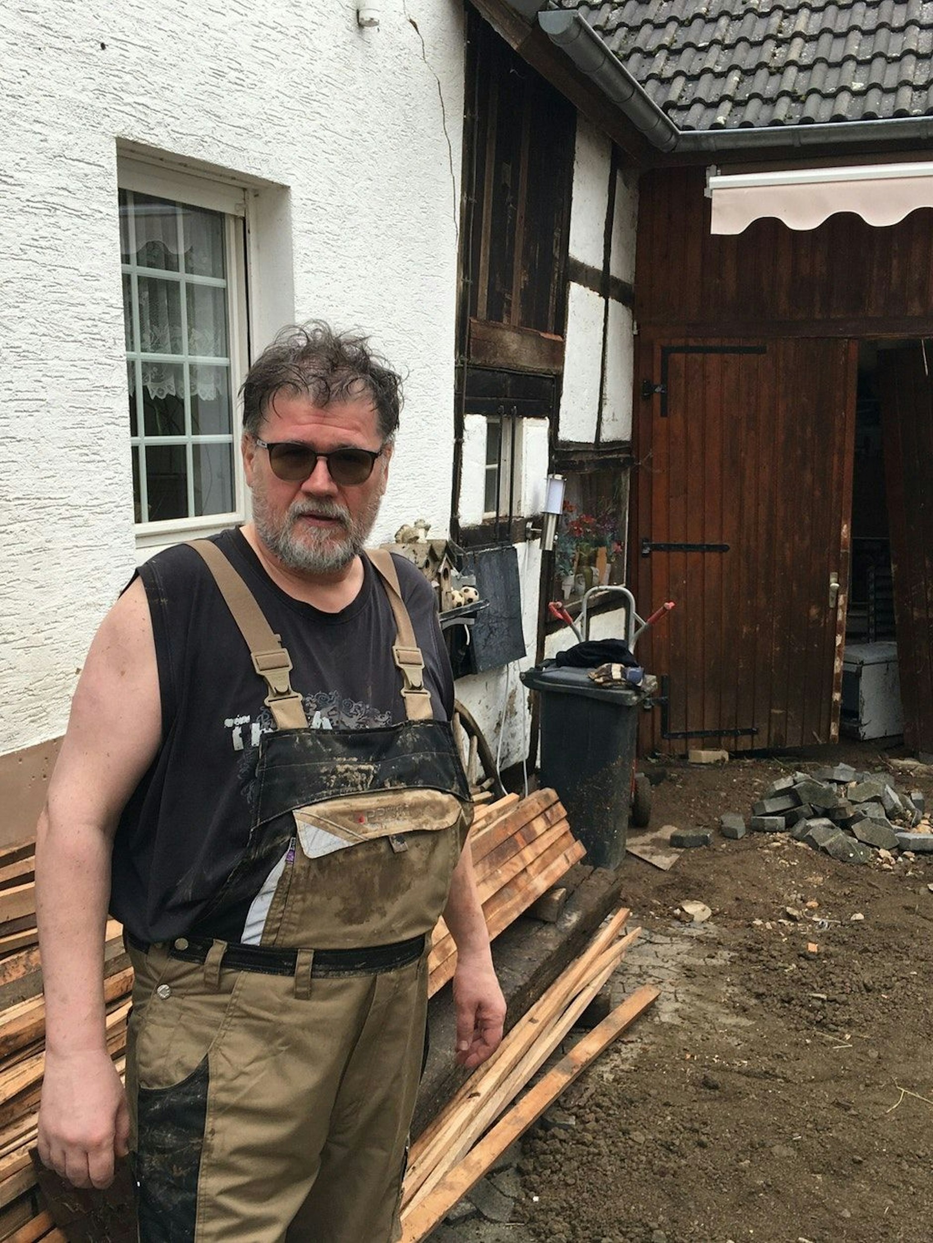 Meinolf Fischer im Hof seines Hauses.