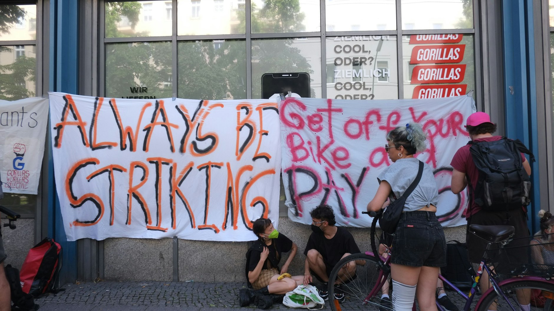 Unter dem Motto „Always be Striking“ protestieren die Beschäftigten des Lieferdienstes Gorillas in Berlin.