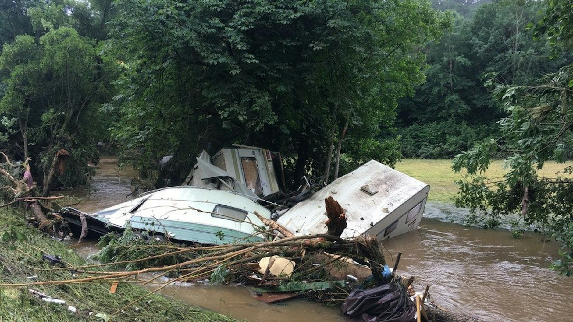 Zerstörte Wohnwagen liegen verkeilt in der Ahr bei Ahrdorf.
