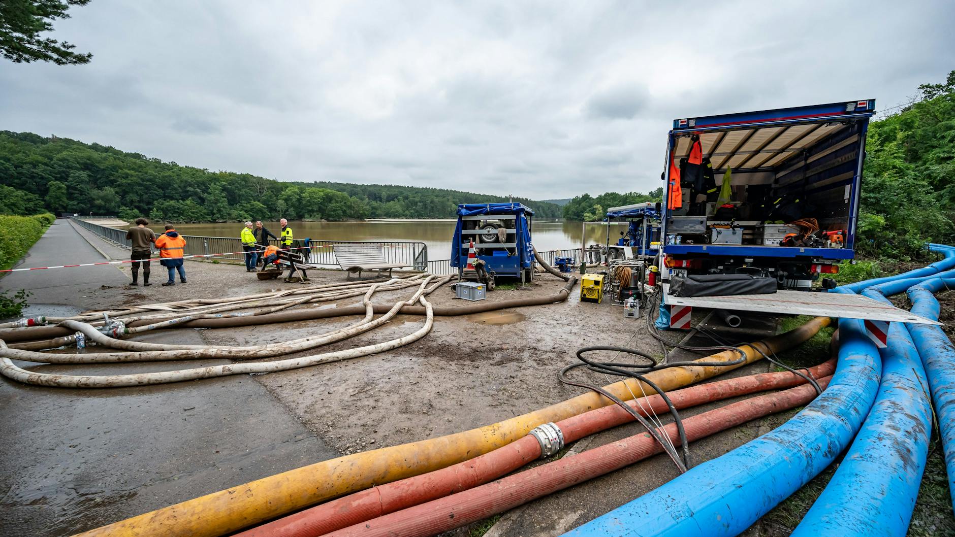 Das Technische Hilfswerk (THW) und die Feuerwehr pumpen Wasser in der Steinbachtalsperre ab. Der Damm der Talsperre droht einstürzen.