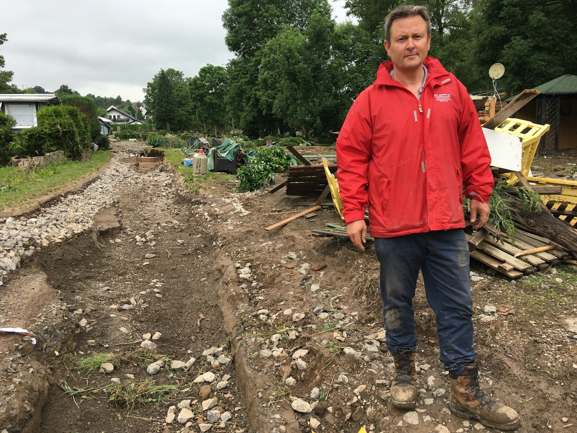 Inhaber Mario Frings auf seinem zerstörten Campingplatz in Ahrdorf.