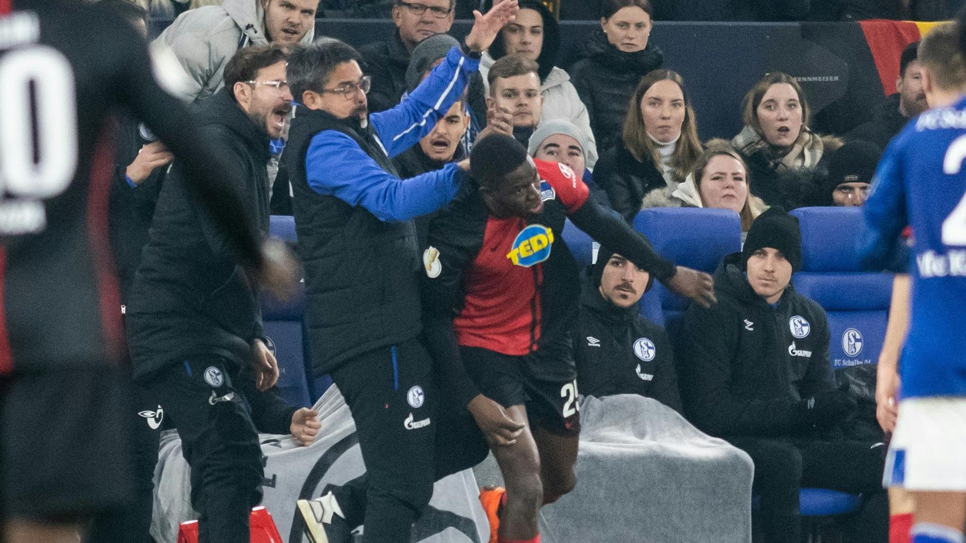 Beim Pokalspiel auf Schalke wurde Torunarigha von Fans bepöbelt. Er rastete dann aus. Selbst Schalkes damaliger Coach David Wagner konnte ihn nicht beruhigen.