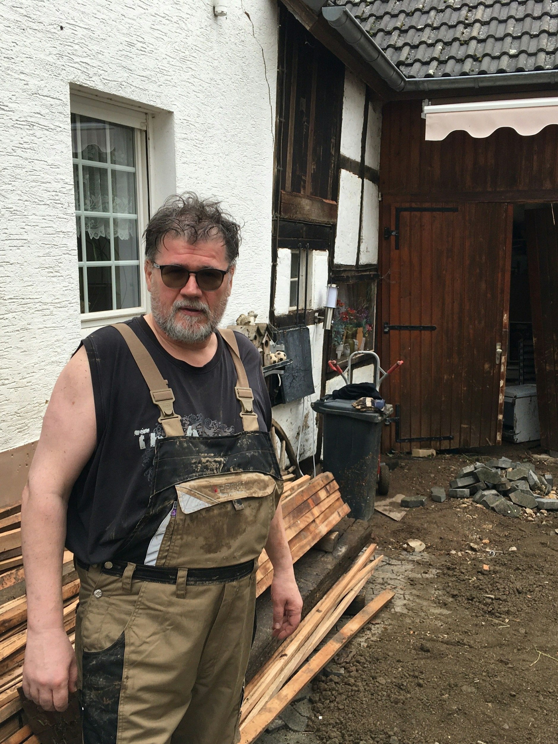 Meinolf Fischer im Hof seines Hauses.