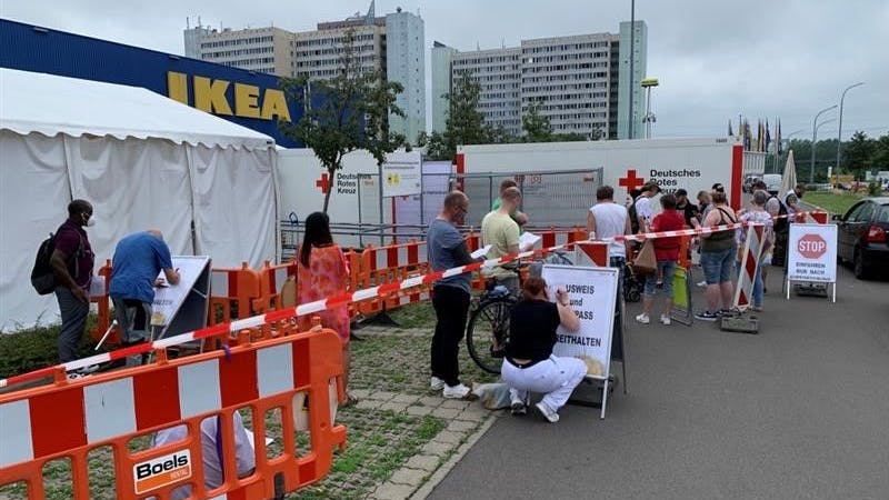 Menschen warten in der Schlange des Drive-in-Impfzentrums auf dem Ikea-Parkplatz in Berlin-Lichtenberg.