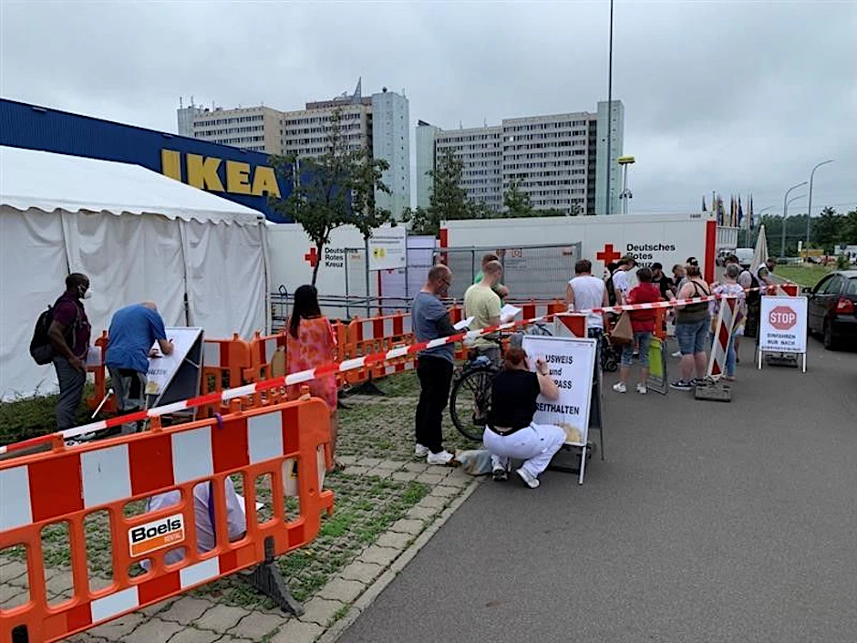 Menschen warten in der Schlange des Drive-in-Impfzentrums auf dem Ikea-Parkplatz in Berlin-Lichtenberg.
