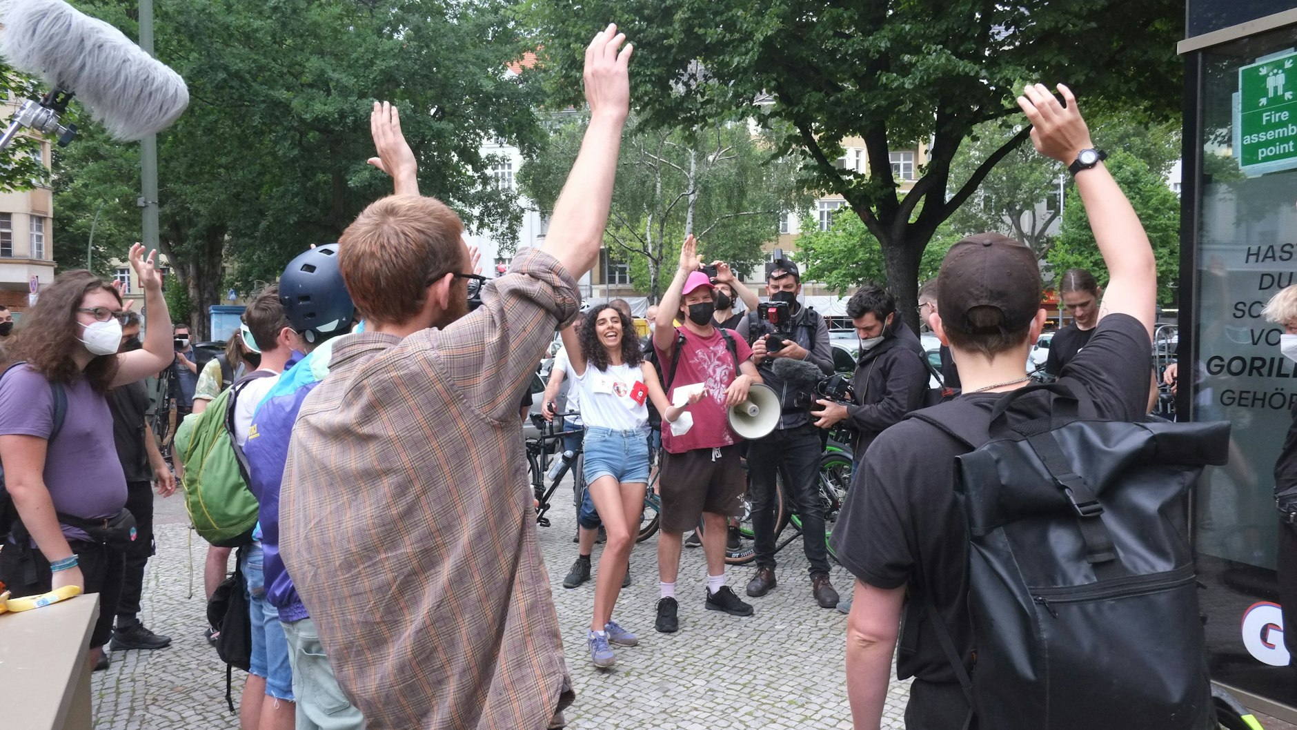 Die Beschäftigten stimmen den Protestverlauf im Plenum ab.