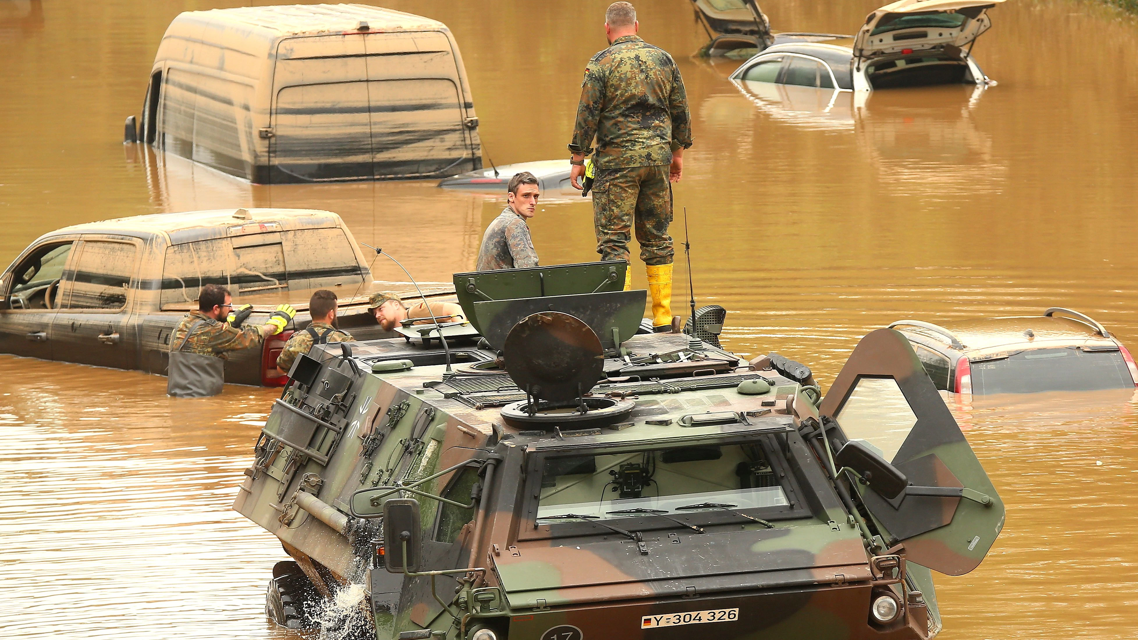 Erftstadt: ein Panzer der Bundeswehr beim Bergen von Fahrzeugen auf der B265.