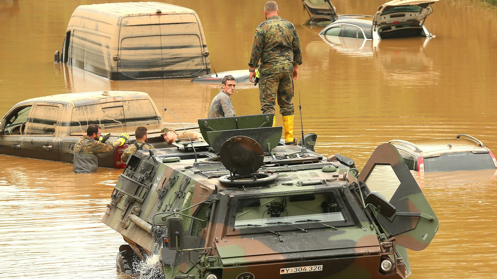 Erftstadt: ein Panzer der Bundeswehr beim Bergen von Fahrzeugen auf der B265.