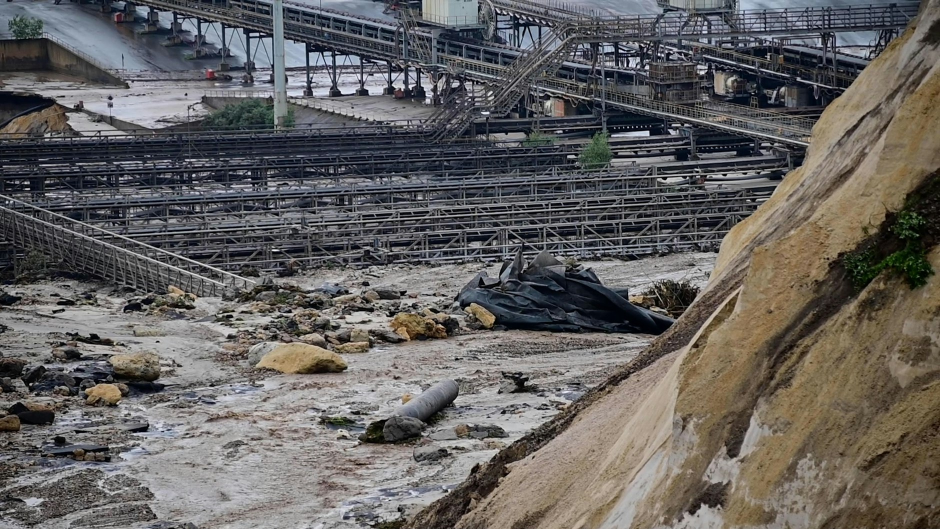 Wasser fließt in den Tagebau Inden.