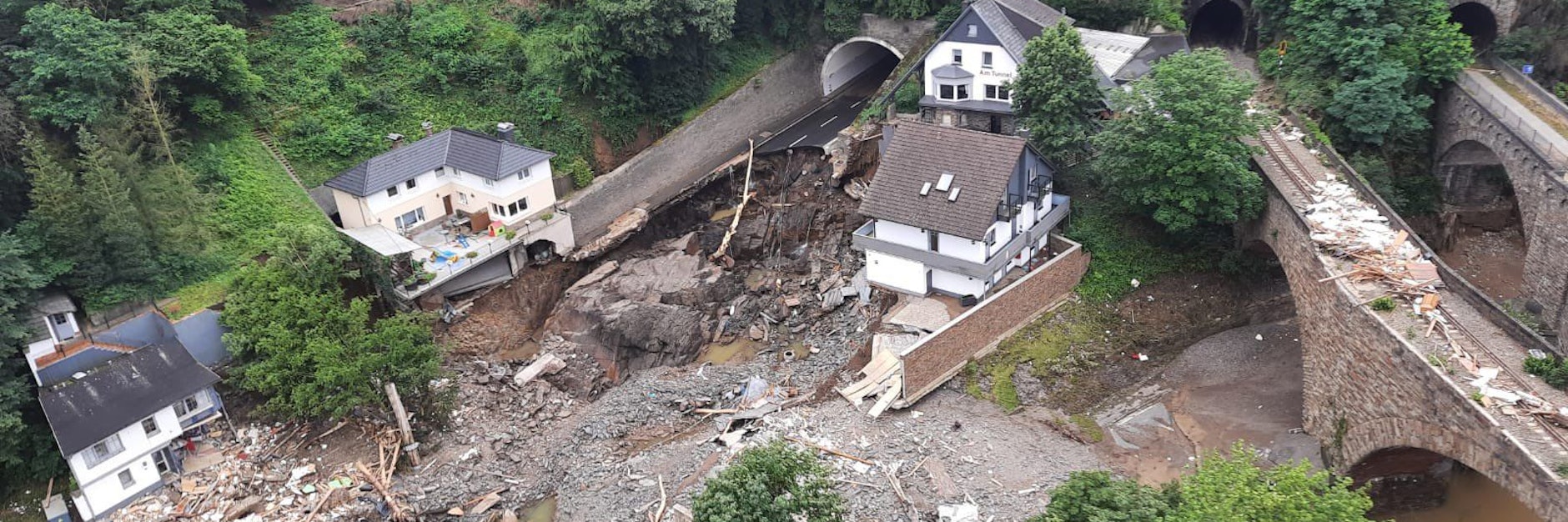 Ein Foto der Polizei Thüringen von einem Aufklärungsflug über das zerstörte Gebiet an der Ahr.