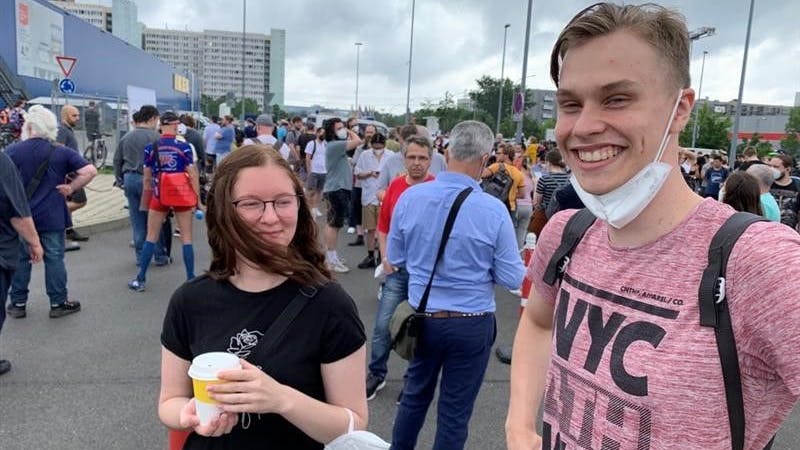 Luca (rechts) wartet mit Freundin Vivi in der Schlange auf seine Corona-Impfung.