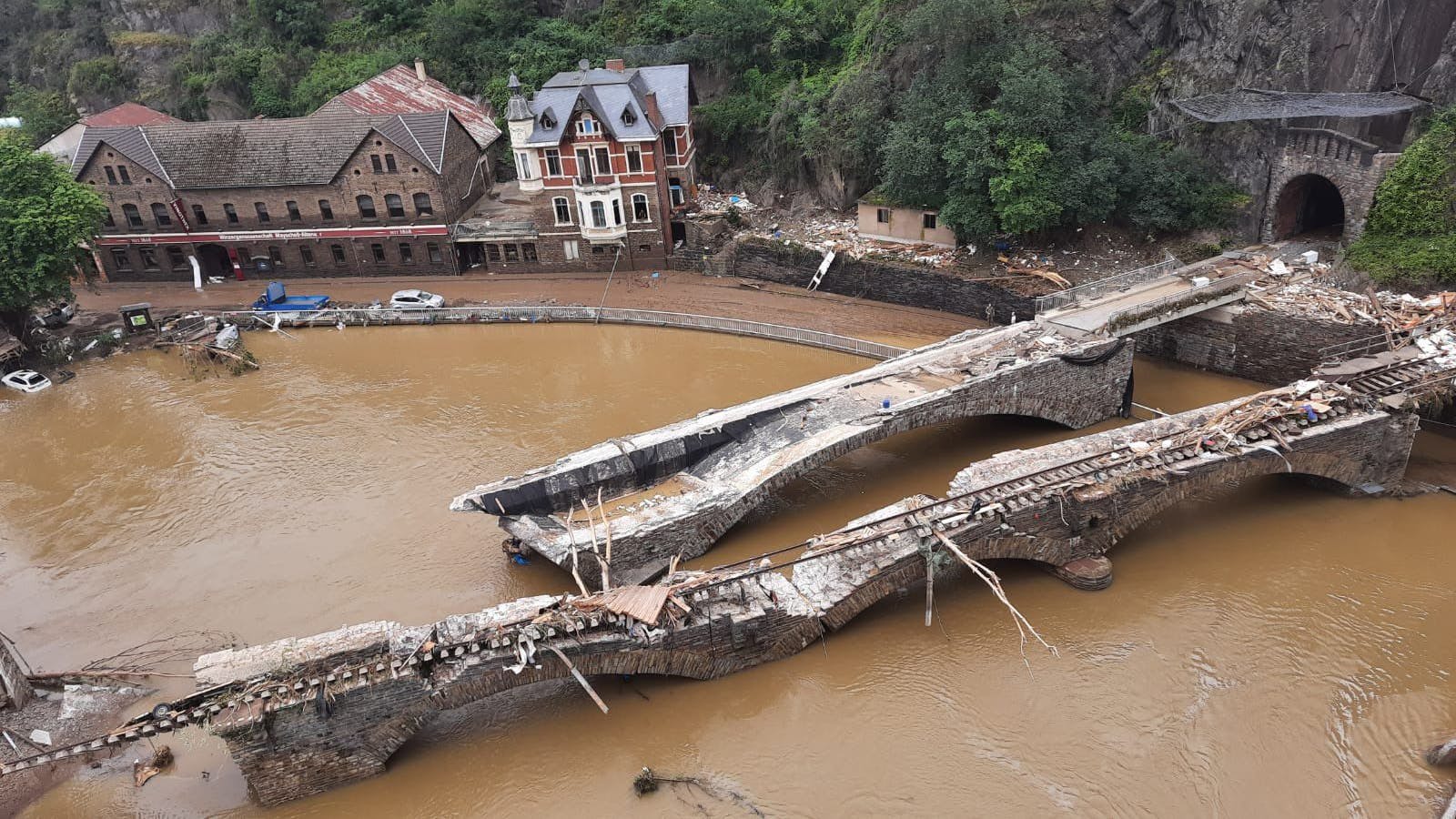 Die Wassermassen haben diese massive Brücke in Ahrweiler zerstört.