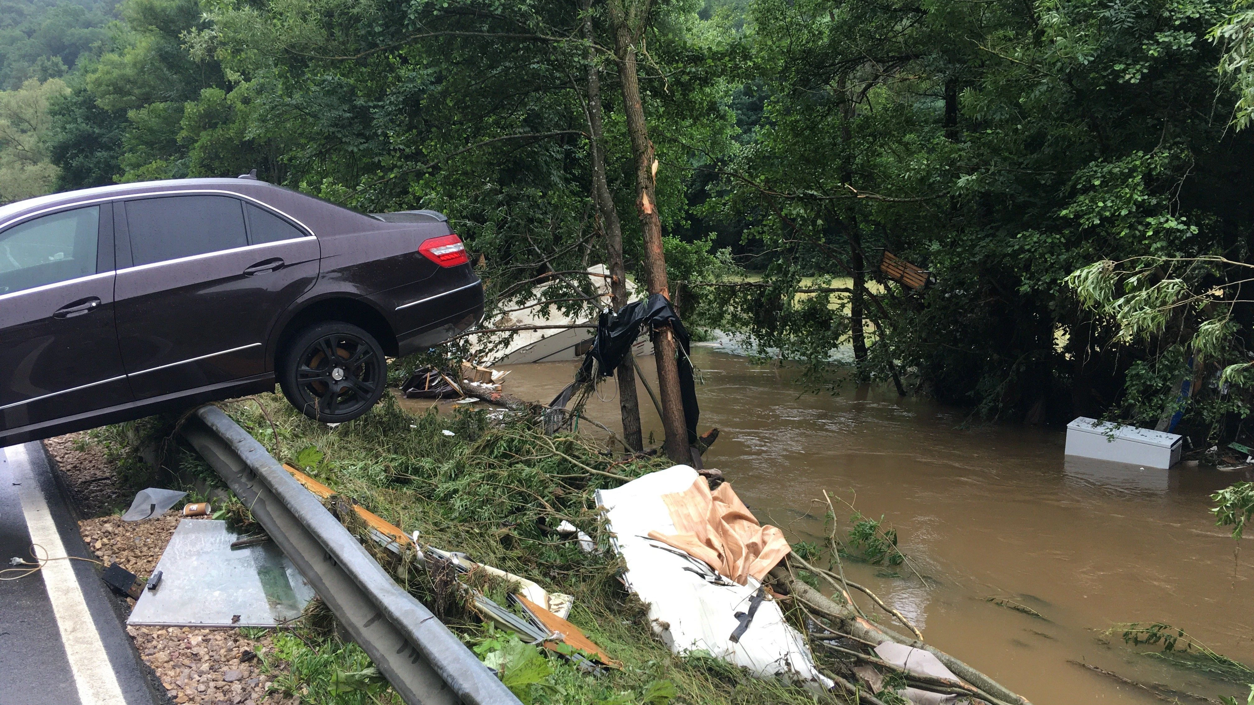 Spuren der Zerstörung an der B258 bei Ahrdorf.