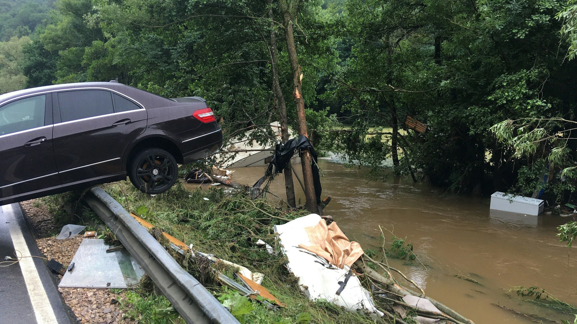 Spuren der Zerstörung an der B258 bei Ahrdorf.