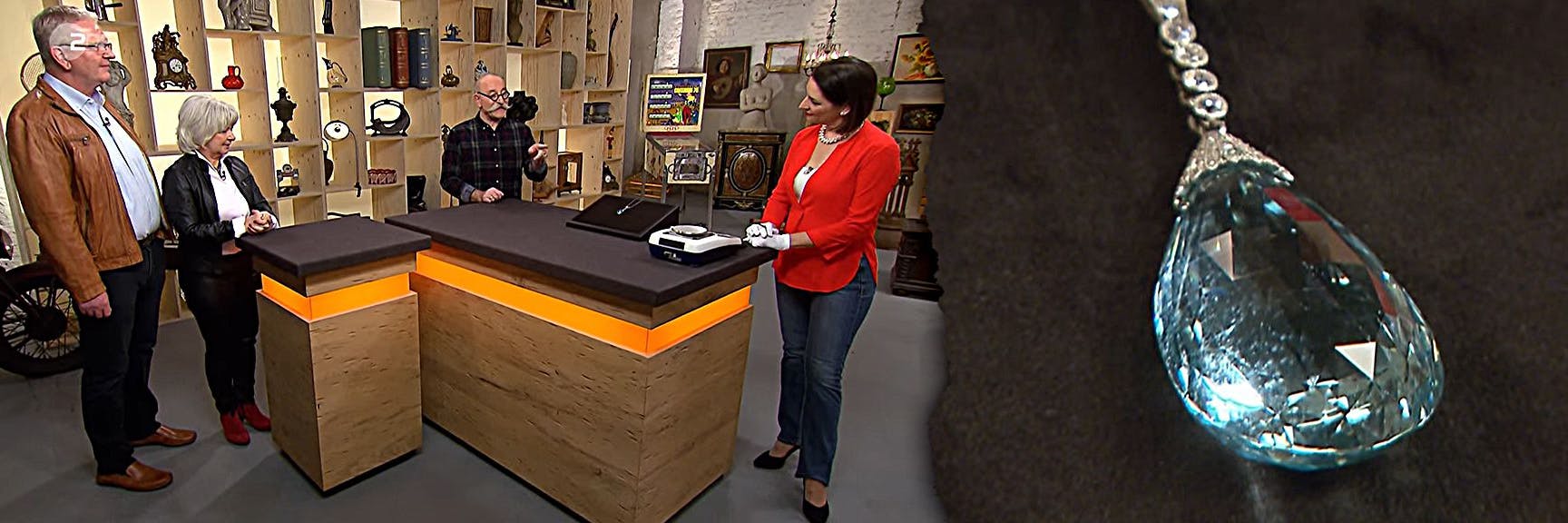 Im „Bares für Rares“-Studio: Die Kandidaten Jutta und Reinhard Schreeck , Moderator Horst Lichter und Schmuck-Expertin Wendela Horz.