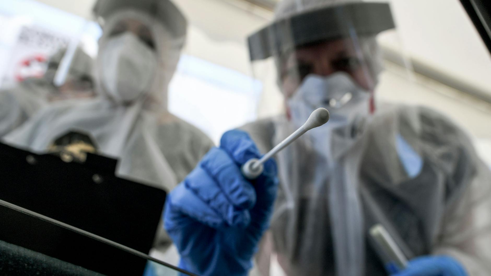 Im Zuge einer vierten Corona-Welle würden wieder zahlreiche Tests positiv ausfallen (Symbolbild).