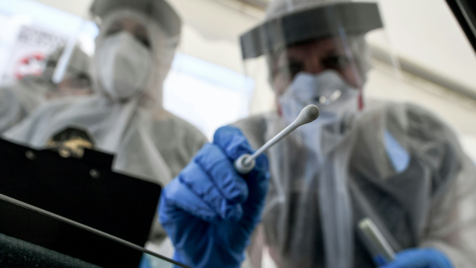 Im Zuge einer vierten Corona-Welle würden wieder zahlreiche Tests positiv ausfallen (Symbolbild).