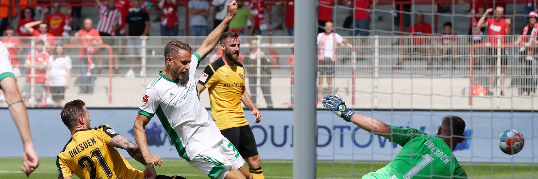 Unions Däne Marcus Ingvartsen (M.) eröffnete den Torreigen gegen Dynamo Dresden.