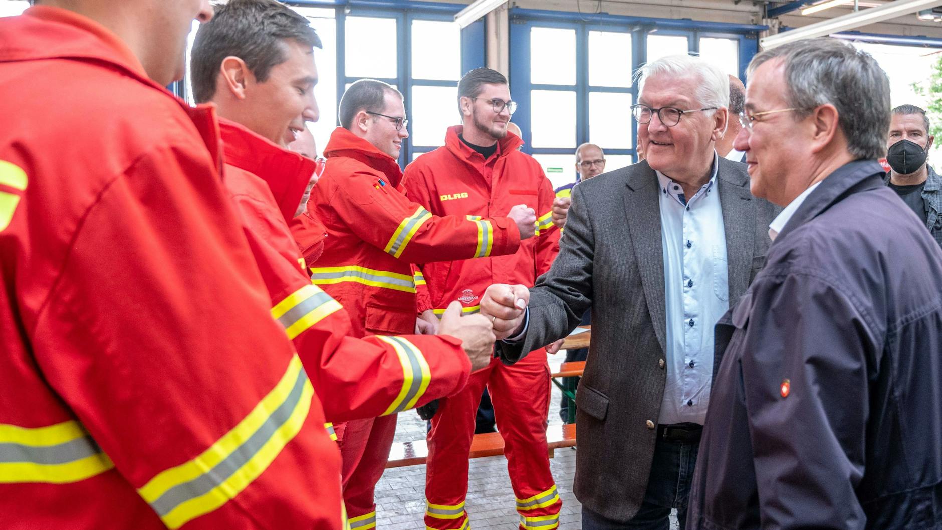 Erftstadt: Frank-Walter Steinmeier und Armin Laschet (CDU) mit DLRG-Einsatzkräften. 