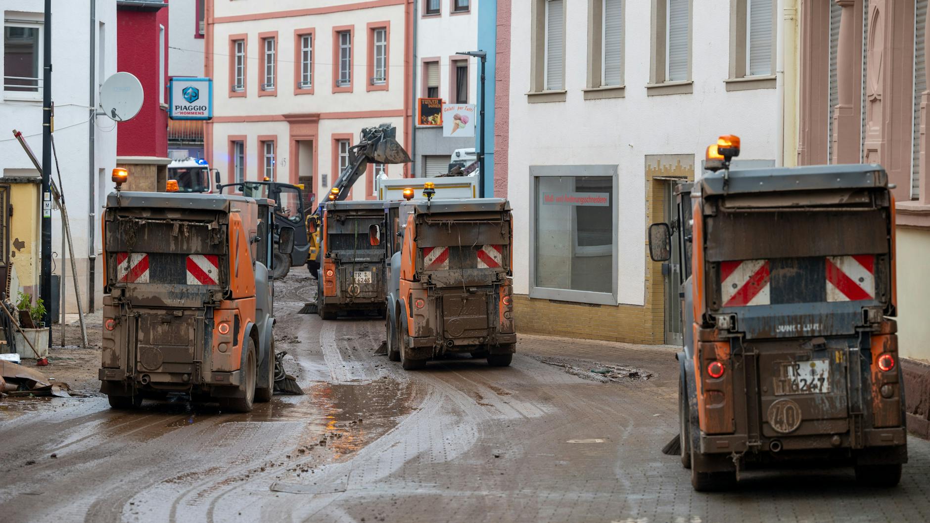 Reinigungsmaschinen säubern im Stadtteil Ehrang die Schäden nach dem Hochwasser der Kyll (17.07.2021).