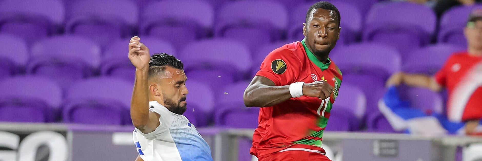 Union-Star Sheraldo Becker (r.) – hier im Duell mit Costa Ricas Giancarlo Gonzalez – ist mit Suriname beim Gold Cup ausgeschieden. 