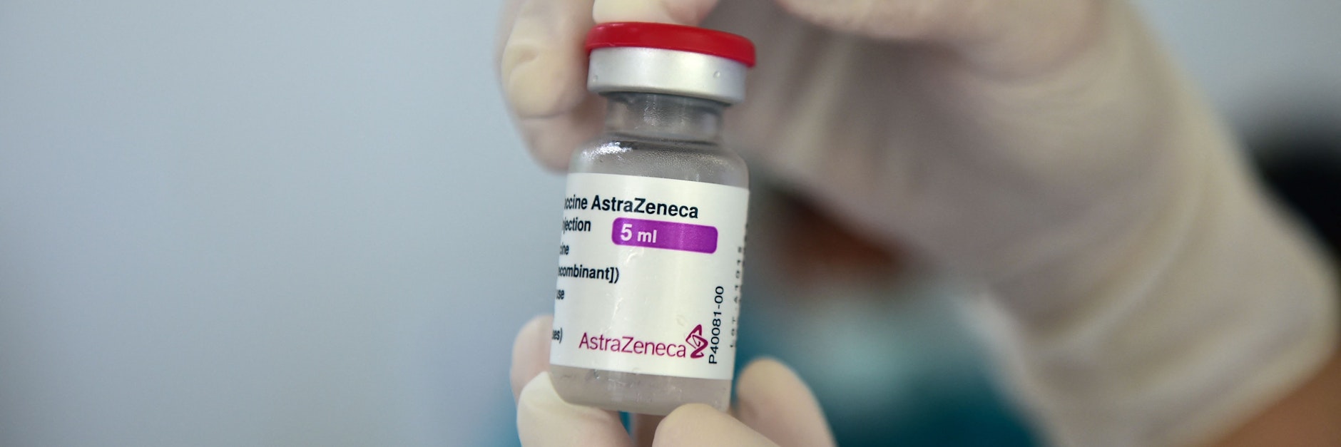 Eine Ampulle mit dem Corona-Impfstoff des Herstellers Astrazeneca.