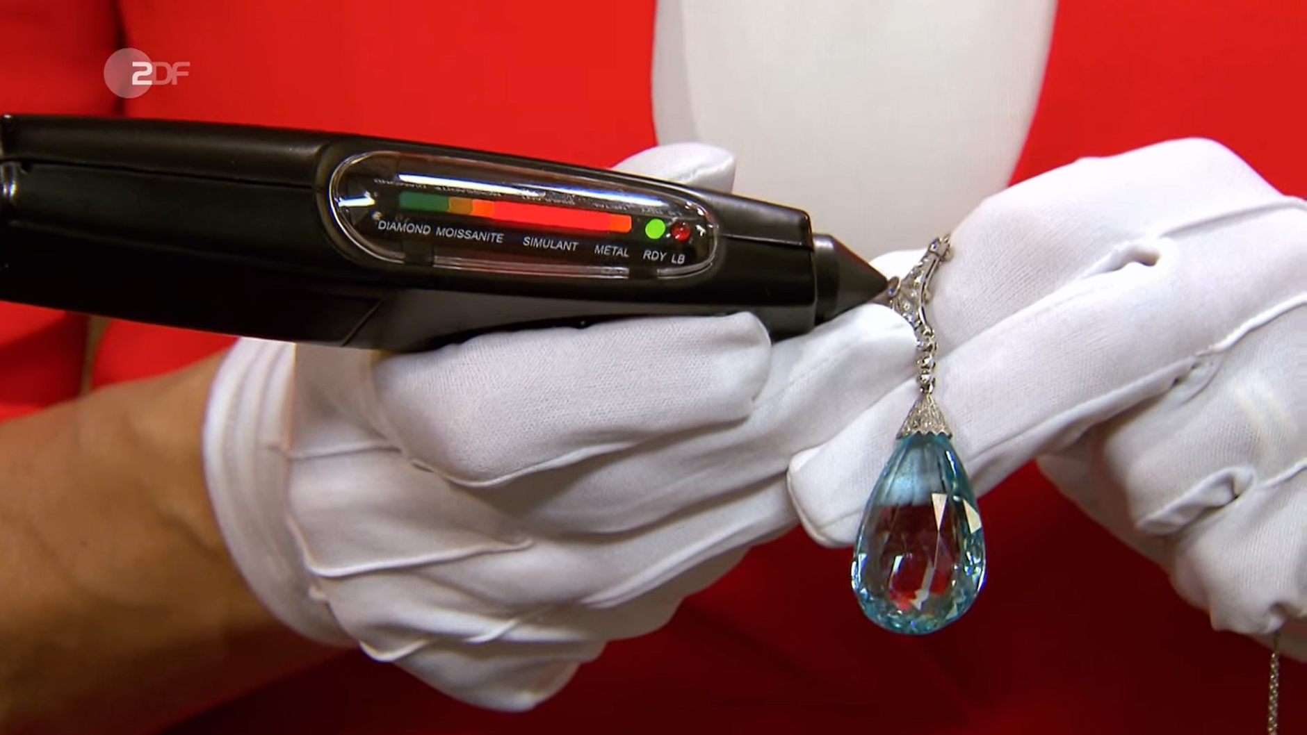 Schmuck-Expertin Wendela Horz nimmt den Aquamarin im „Bares für Rares“-Studio genau unter die Lupe.
