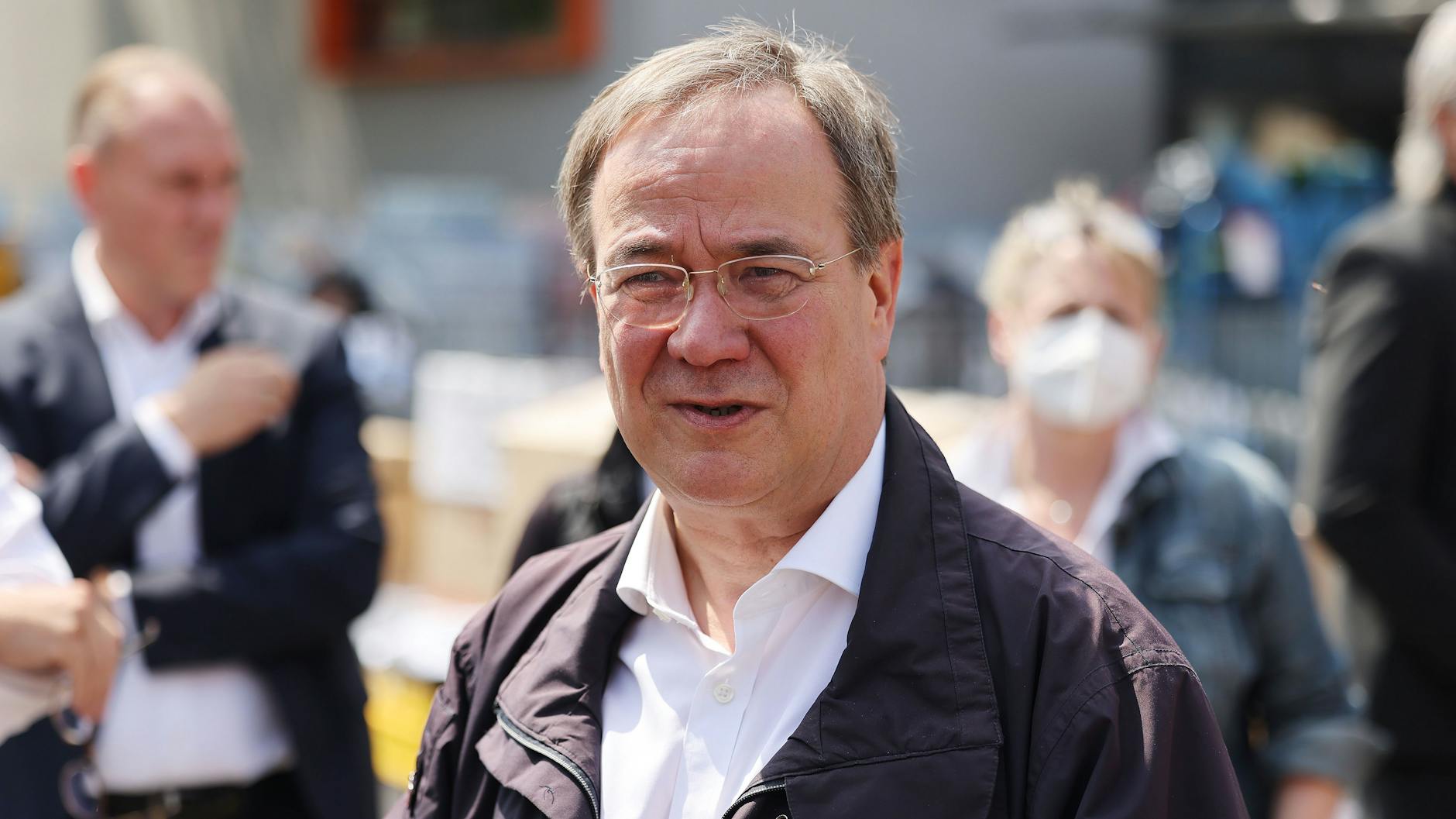 Armin Laschet besucht eine Notunterkunft in der vom Hochwasser stark betroffenen Gemeinde Erftstadt.