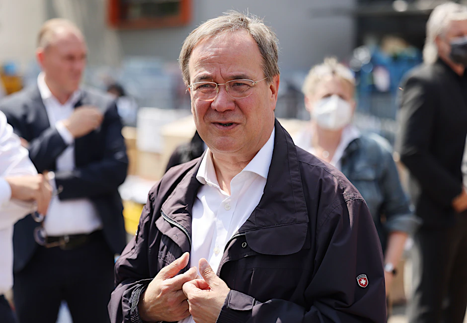 Armin Laschet besucht eine Notunterkunft in der vom Hochwasser stark betroffenen Gemeinde Erftstadt.