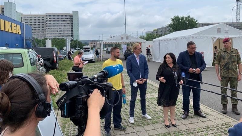 Berlins Gesundheitssenatorin Kalayci äußert sich am Drive-in-Impfzentrum. 